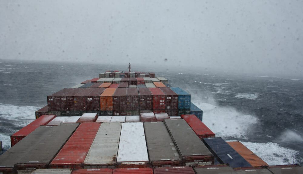 Container im Sturm