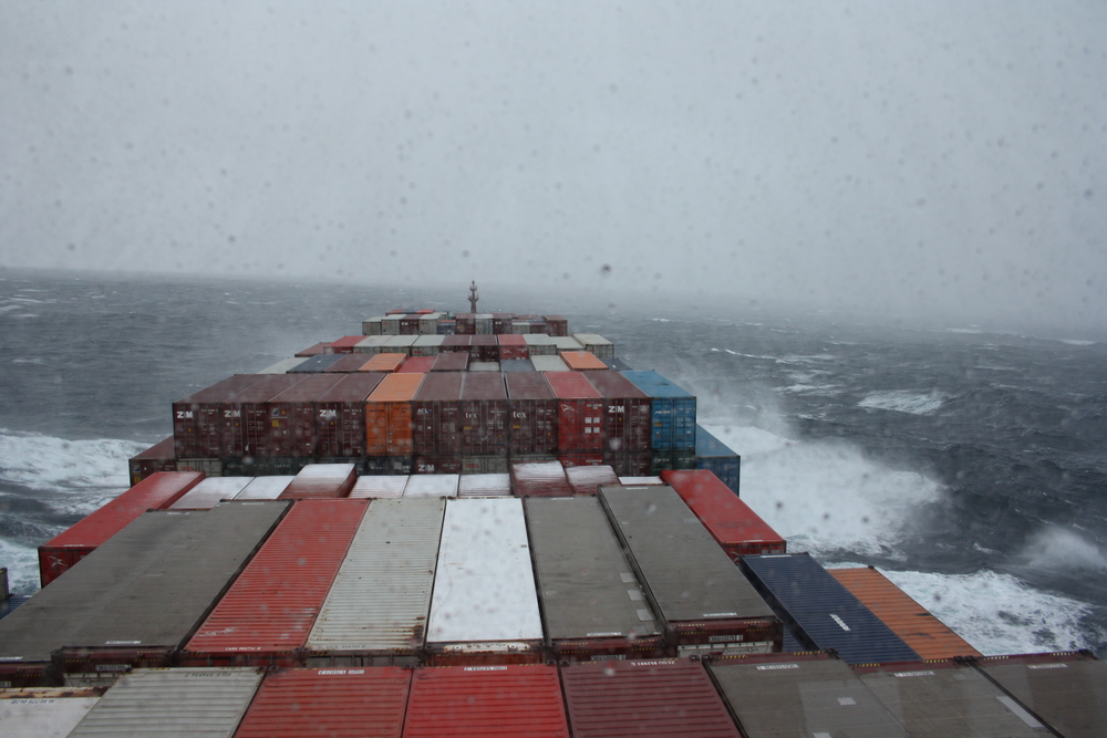 Container im Sturm