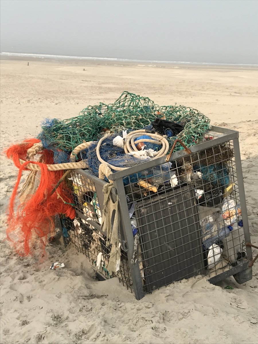 Plastikmüll Sammelbox am Strand