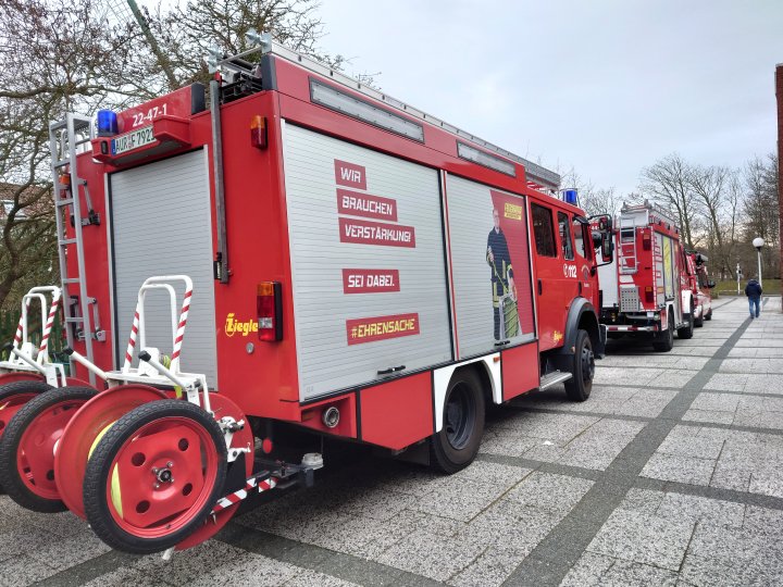 Feuerwehrfahrzeuge vor der KGS.
